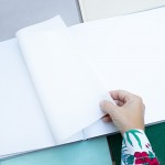 Welurowa księga z białymi kartami w środku