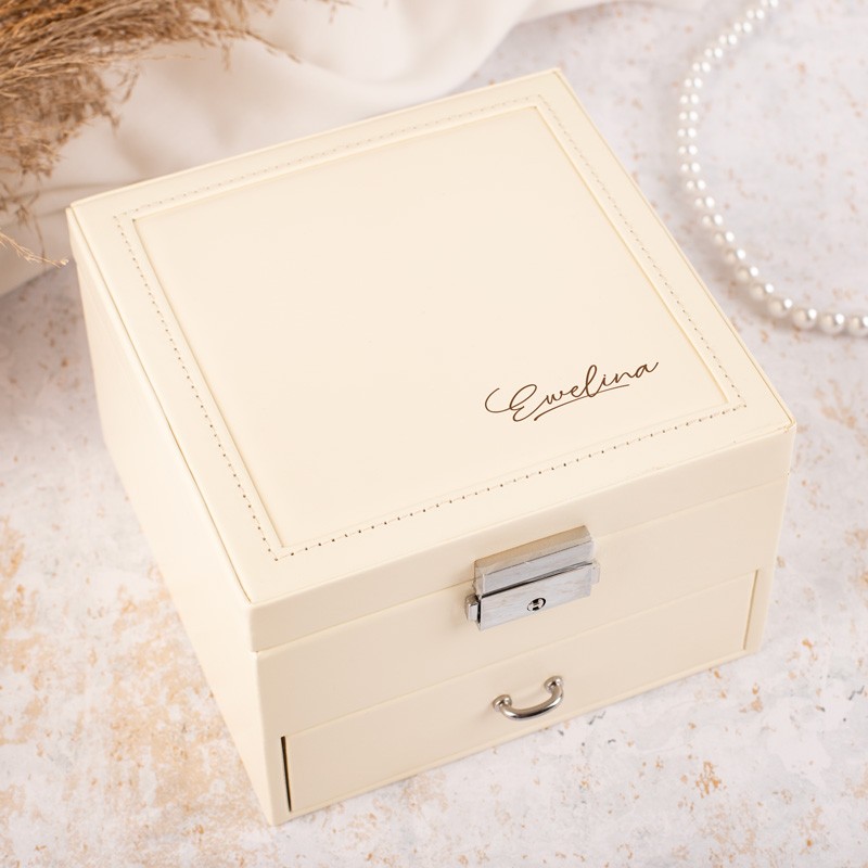 Szkatułka na biżuterię z imieniem to elegancki prezent dla przyszłej panny młodej