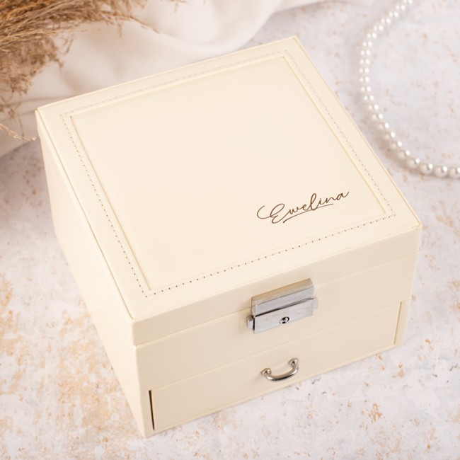 Szkatułka na biżuterię z imieniem to elegancki prezent dla przyszłej panny młodej