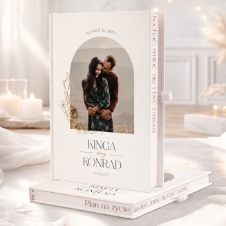 Planer ślubny ze zdjęciem na okładce.