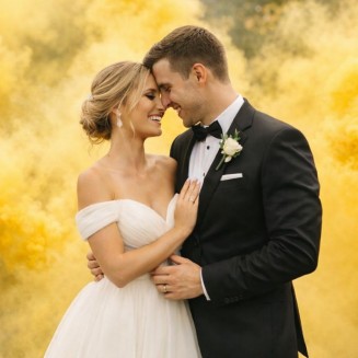 Fontanna dymna na wesele w żółtym kolorze.