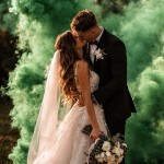 Fontanna dymna w zielonym kolorze na wesele.