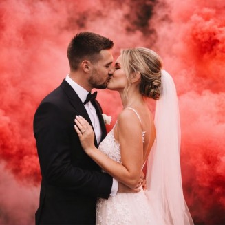 Czerwona raca dymna do sesji ślubnej.