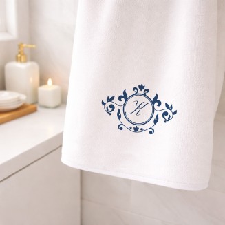 Ręcznik kąpielowy z inicjałem.