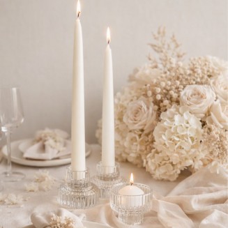 Elegancki komplet szklanych świeczników do dekoracji stołu.