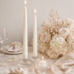 Elegancki komplet szklanych świeczników do dekoracji stołu.