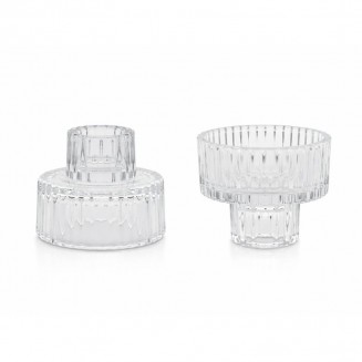 Piękne szklane ryflowane świeczniki do dekoracji stołu.