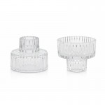 Piękne szklane ryflowane świeczniki do dekoracji stołu.