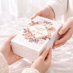 Prezentowe pudelko z kwiatowym wzorem