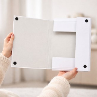 Jasna teczka na dokumenty ślubne z lekką konstrukcją i estetycznym wnętrzem.