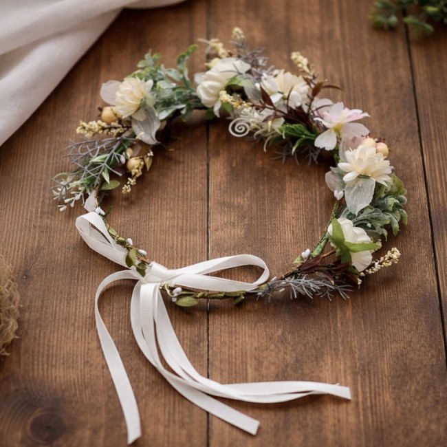 Wianek kwiatowy delikatny regulowany ze wstążeczkami.