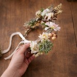 Delikatny i kobiecy wianek z kwiatami dla Przyszłej Panny Młodej.