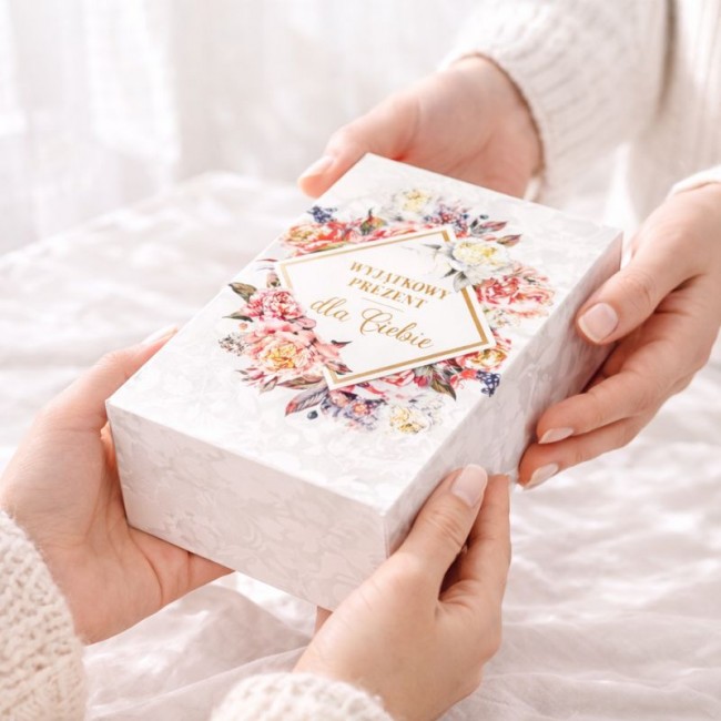 Eleganckie pudełka na ciasto weselne dla gości.