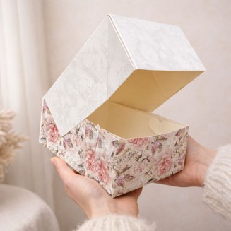 Kwiatowe pudełka na ciasto dla gości z okazji wesela.