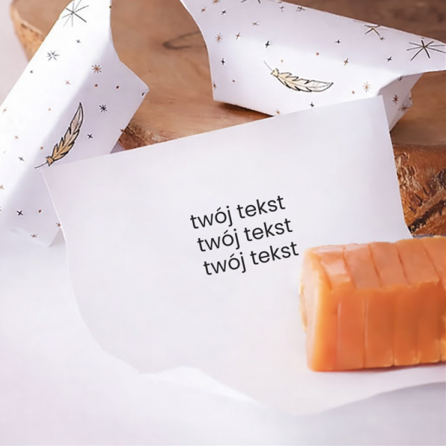 Nadruk w środku krówek ślubnych. Upominek dla gości.