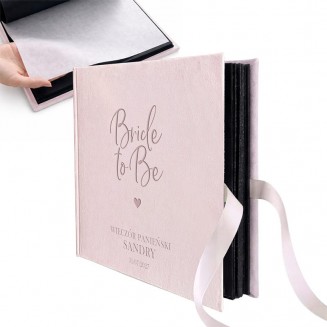 Elegancki i personalizowany prezent dla panny młodej w postaci albumu welurowego z napisem bride to be.