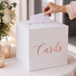 Pudło białe kartonowe z napisem Cards w kolorze różowego złota. Dodatek na wesele.