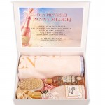 Giftbox na panieński z kosmetykami do kąpieli i ręcznikiem to stylowy upominek od świadkowej lub druhen.