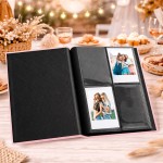 Wnętrze albumu z kieszonkami na zdjęcia Instax Mini oraz przykładowymi fotografiami z wieczoru panieńskiego.