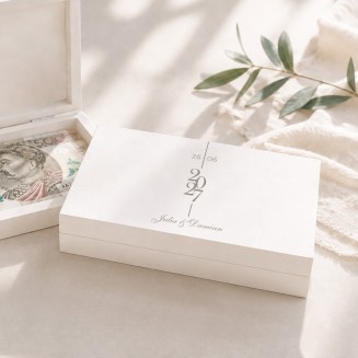 Personalizowane drewniane pudełko na pieniądze dla Pary Młodej z imionami i datą ślubu, białe pudełko zamykane na magnes.