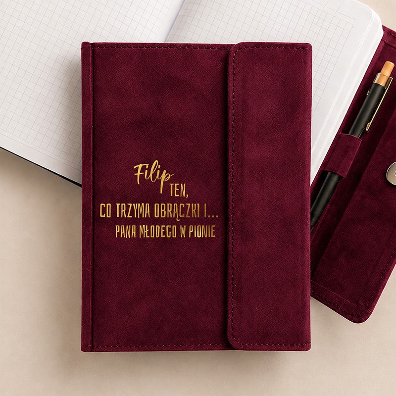 Welurowy notes w kolorze bordowym dla świadka.