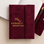 Welurowy notes w kolorze bordowym dla świadka.