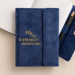 Welurowy album w kolorze granatowym dla świadka.