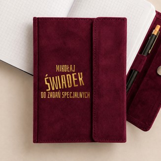 Welurowy notes dla świadka w kolorze bordowym.