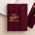 Welurowy notes dla świadka w kolorze bordowym.