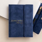 Welurowy notes z imieniem w kolorze granatowym.
