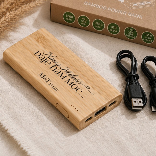 Drewniany powerbank z personalizowanym podpisem.