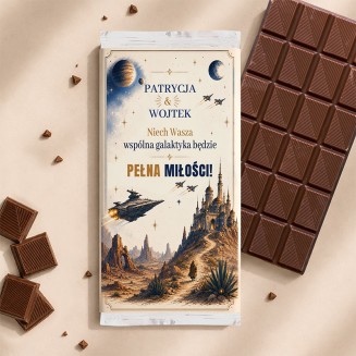 Drewniane pudełko na pieniądze z czekoladą dla miłośników science fiction.