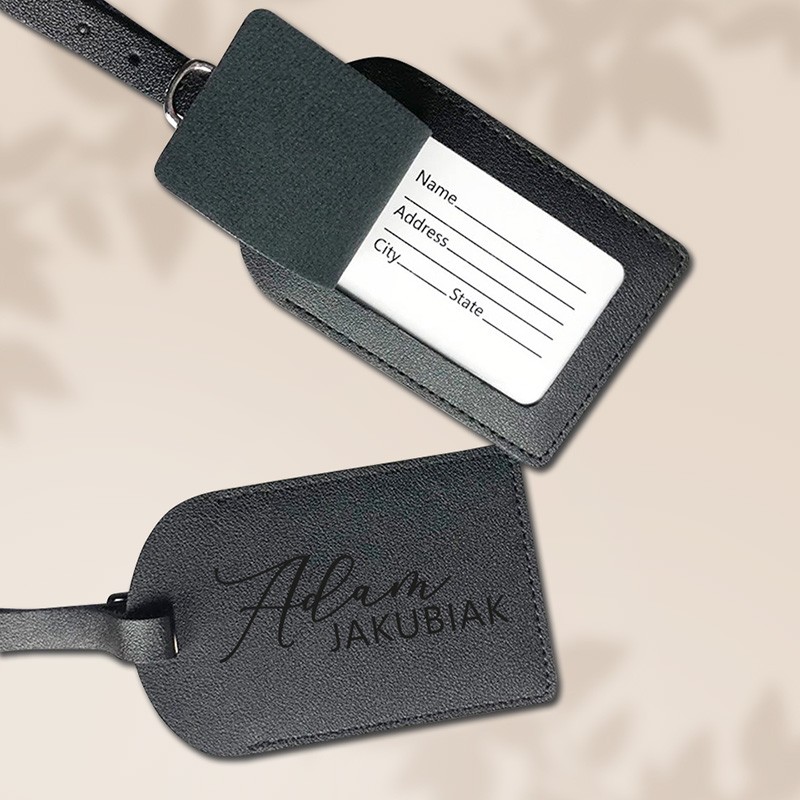 Zawieszka na bagaż z personalizowanym napisem. Elegancki identyfikator na walizkę.