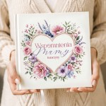 Elegancka książka Opowiedz Mi dla mamy w twardej oprawie z personalizowanym nadrukiem i kwiatowym motywem.