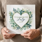 Elegancka książka Opowiedz Mi dla taty w twardej oprawie z personalizowanym nadrukiem i motywem zielonych liści.