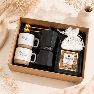 Elegancki prezent ślubny dla nowożeńców z kubkami z imionami oraz złotymi łyżeczkami.
