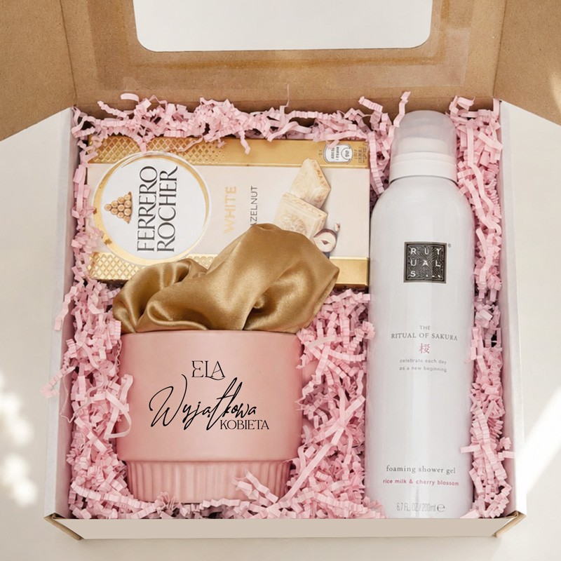 Box prezentowy z pianką Rituals dla kobiety z personalizowanym różowym kubkiem i czekoladą Ferrero.