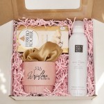 Box prezentowy z pianką Rituals dla kobiety z personalizowanym różowym kubkiem i czekoladą Ferrero.