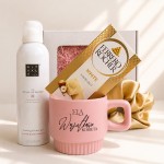 Elegancki zestaw prezentowy dla kobiety z pianką Rituals o zapachu sakury i satynową gumką do włosów.