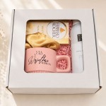 Box upominkowy dla kobiety z personalizowanym kubkiem i kosmetykiem Rituals na wyjątkową okazję.