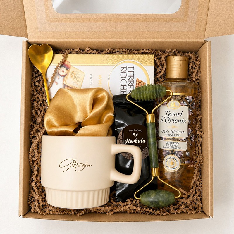 Box prezentowy z kubkiem ryflowanym dla kobiety z personalizowanym kubkiem i luksusowymi dodatkami.