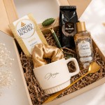 Personalizowany box prezentowy dla kobiety z kubkiem, czekoladą Ferrero i złotą łyżeczką.