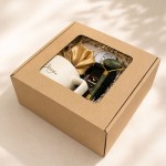 Elegancki prezent dla kobiety zapakowany w pudełko z dekoracyjnym wypełnieniem i personalizowanym kubkiem.