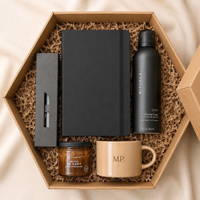 Elegancki zestaw prezentowy dla świadka zawiera piankę Rituals, notes, długopis, miód oraz personalizowany kubek.