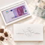 Personalizowane pudełko na pieniądze z czekoladą stanowi elegancki prezent dla Pary Młodej na ślub.