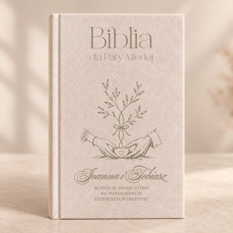 Personalizowana Biblia w welurowej oprawie stanowi elegancki religijny prezent dla Pary Młodej na ślub kościelny.