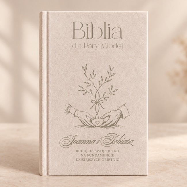 Personalizowana Biblia w welurowej oprawie stanowi elegancki religijny prezent dla Pary Młodej na ślub kościelny.