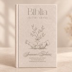 Personalizowana Biblia w welurowej oprawie stanowi elegancki religijny prezent dla Pary Młodej na ślub kościelny.