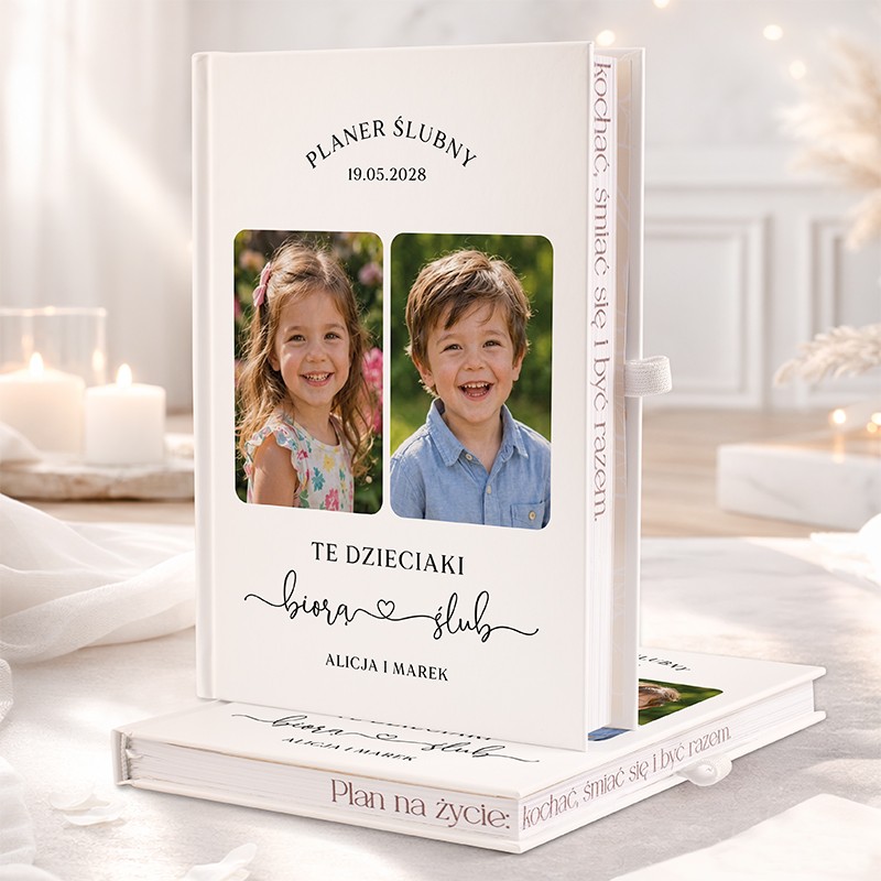 Personalizowany planer ślubny ze zdjęciami przyszłej pary młodej z dzieciństwa i napisem te dzieciaki biorą ślub.