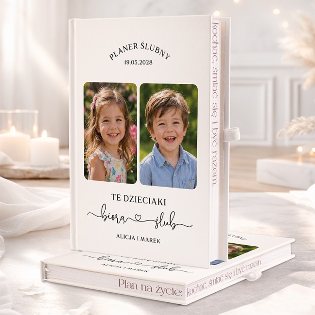 Personalizowany planer ślubny ze zdjęciami przyszłej pary młodej z dzieciństwa i napisem te dzieciaki biorą ślub.